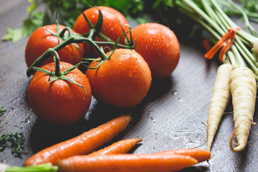 Tomate, cenoura e nabo em uma mesa