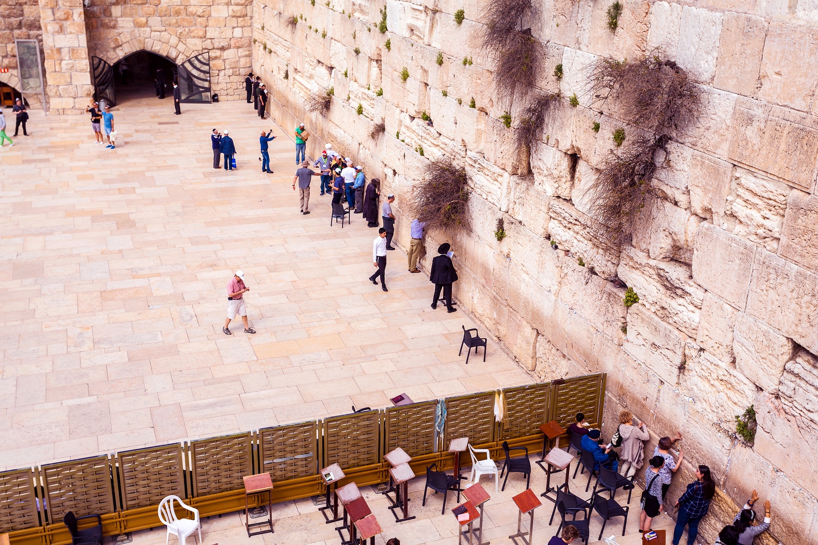 Área com turistas orando no Muro das Lamentações em Jerusalém, Israel.