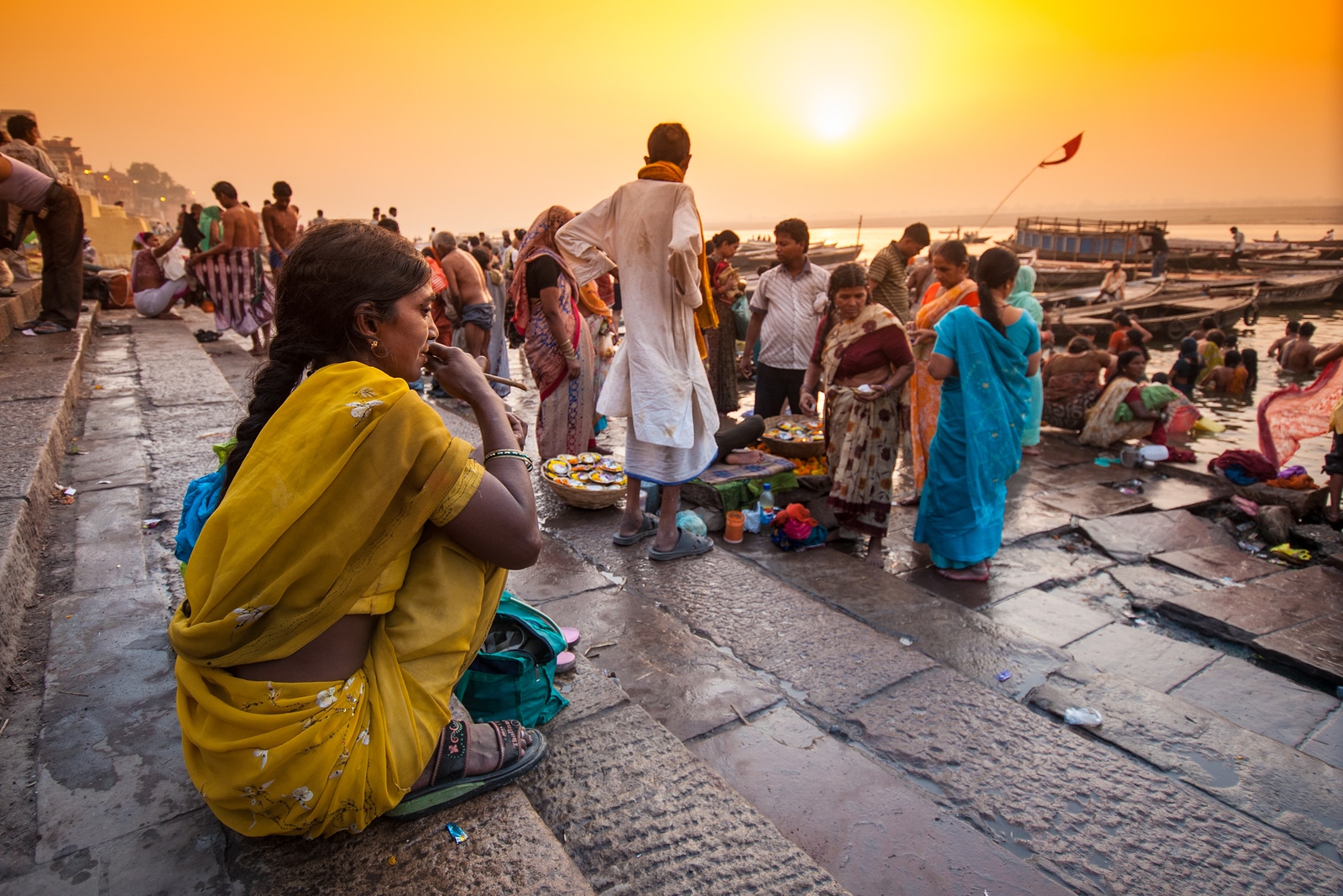 VARANASI, INDIA - 18 de abril de 2010. Grupo de indianos locais em sua rotina matinal, à beira do rio Ganga (o rio mais sagrado das culturas indiana e hindu).