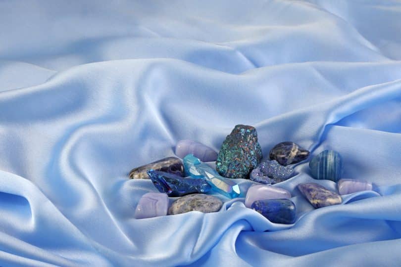 Pedras em cima de um tecido azul.