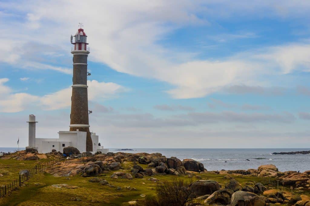 Farol ao lado do mar em Cabo Polônio