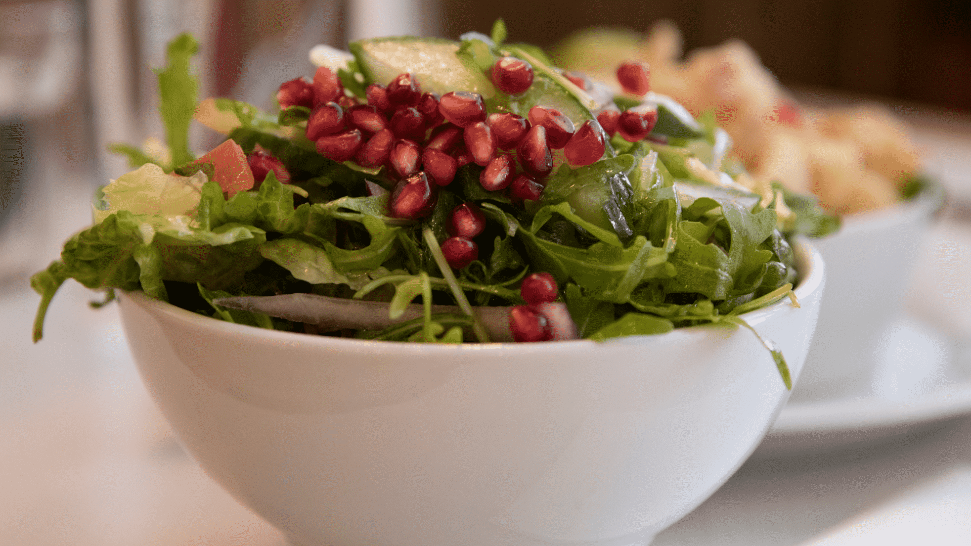 Salada de folhas com romã