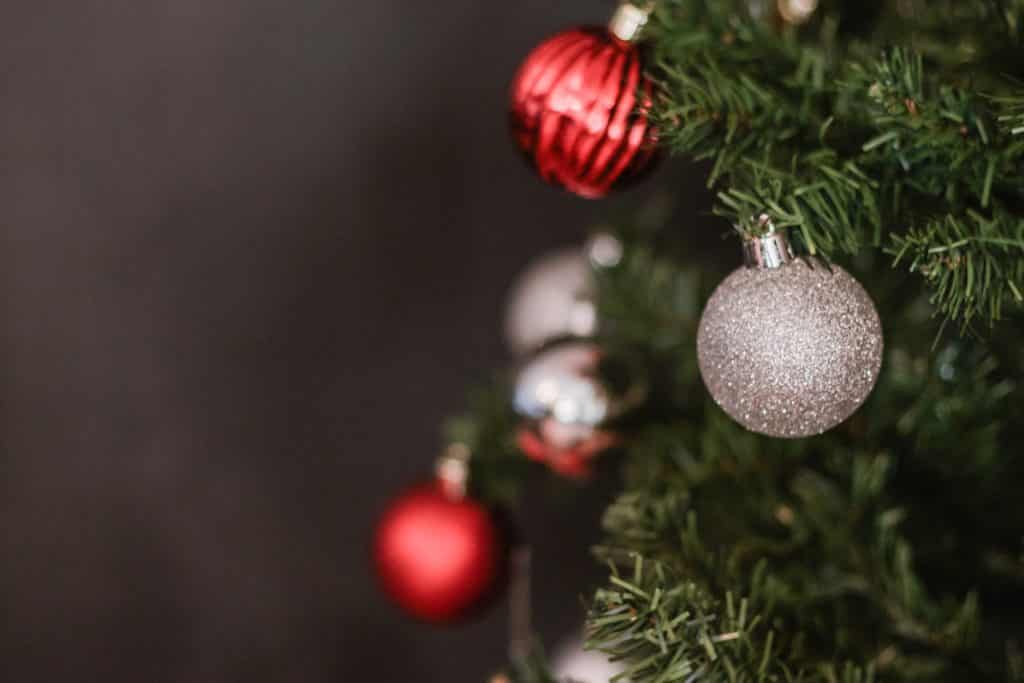 Árvore de natal com enfeites em formatos de bolinhas com brilho