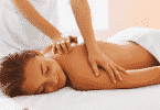 Imagem de uma pessoa recebendo massagem