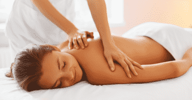 Imagem de uma pessoa recebendo massagem
