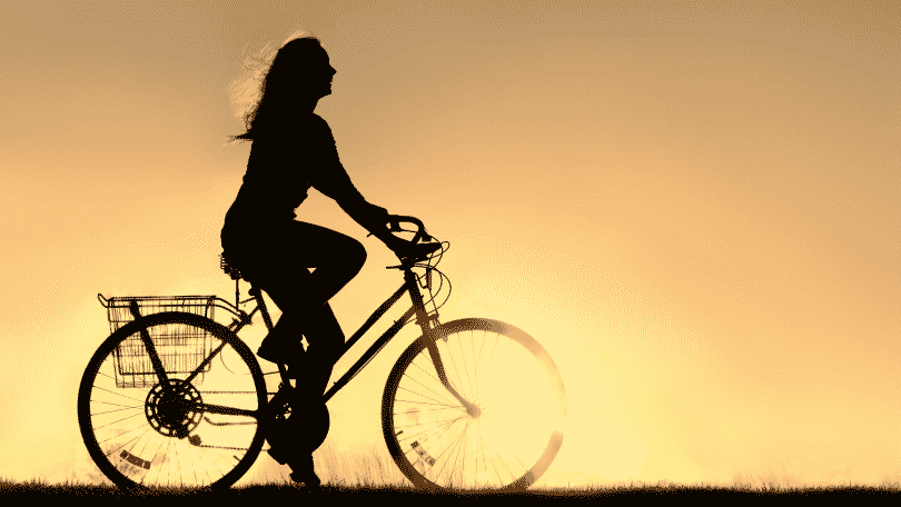 Mulher andando de bicicleta
