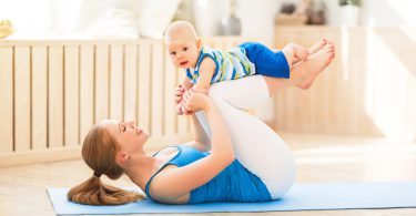 Mãe fazendo Yoga com seu bebe.