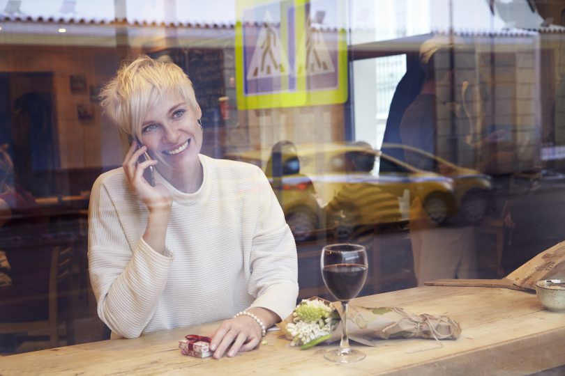 Mulher loira em um café.