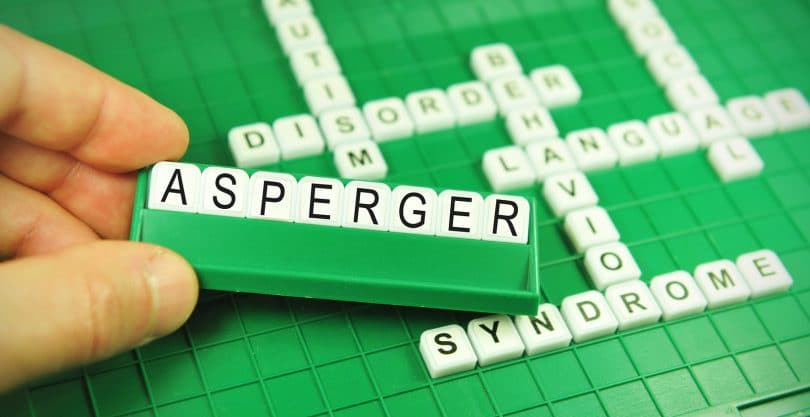 Palavra "asperger" com letras de plástico.