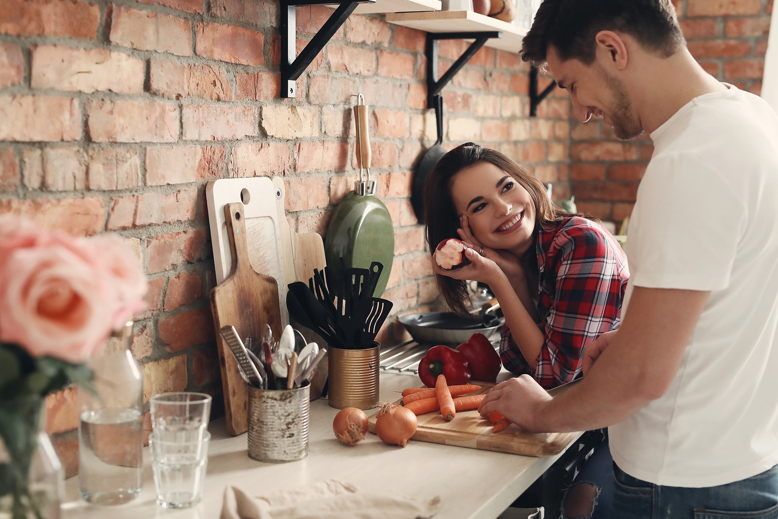 Casal cozinhando.