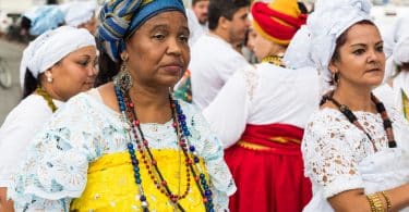 Pessoas com roupas típicas da umbanda.