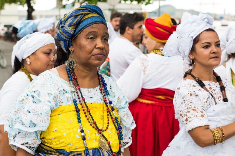 Pessoas com roupas típicas da umbanda.