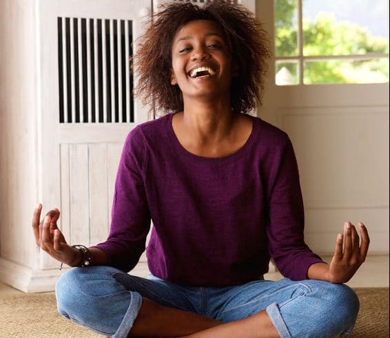 Mulher em posição de meditação