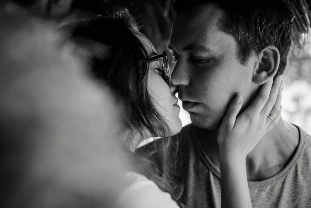 Homem e mulher de olhos fechados para se beijar