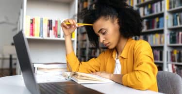 Mulher negra estudando.