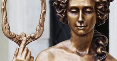 Estátua da deusa Afrodite segurando um espelho.