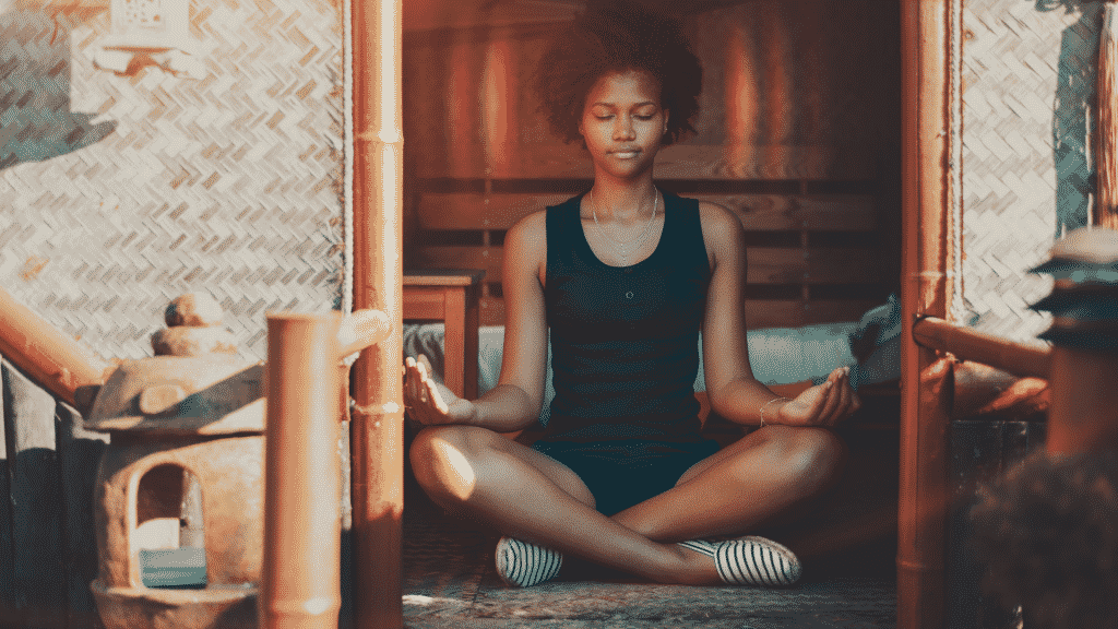 Mulher meditando em casa