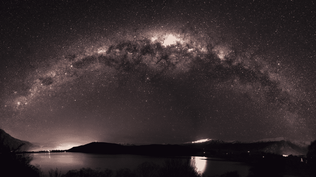 Galáxia espelhada no céu estrelado