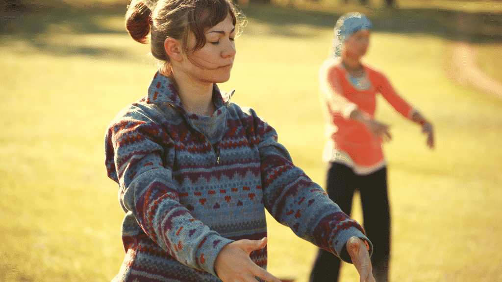 Mulher praticando Qigong