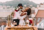 Homem e mulher negros celebrando casamento.