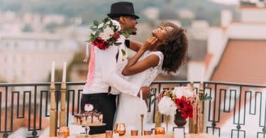 Homem e mulher negros celebrando casamento.