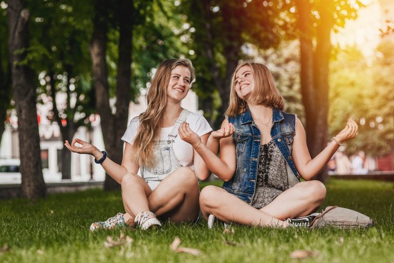 Mulheres sentadas.