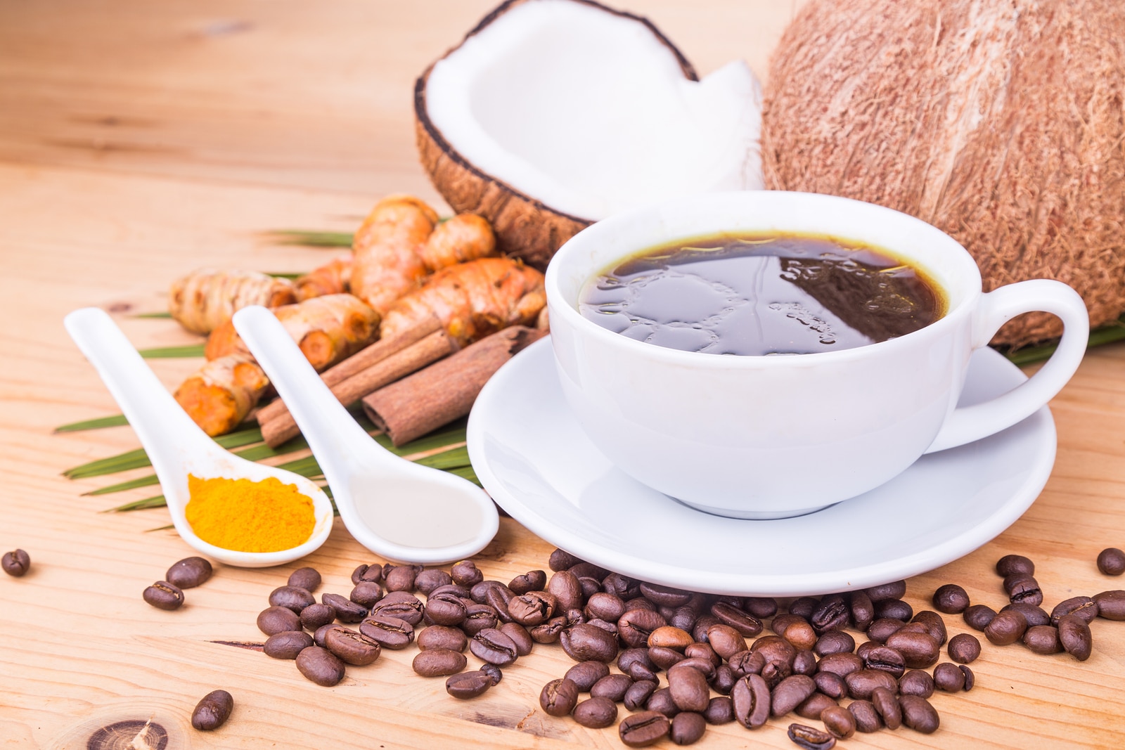 Café com óleo de coco faz efeito? - Eu Sem Fronteiras