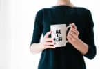 Mulher segurando uma caneca que está escrito em inglês "like a boss"