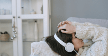 Menina escutando música enquanto tem uma crise de ansiedade