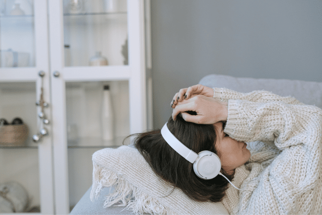 Menina escutando música enquanto tem uma crise de ansiedade