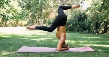 Mulher em posição de Yoga invertida.