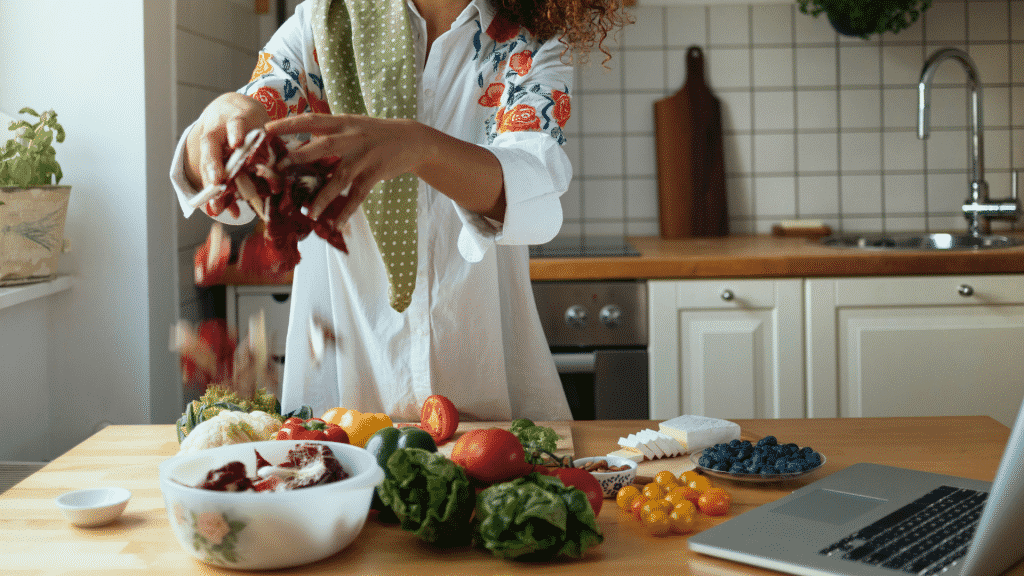 Mulher cozinhando com alimentos saudáveis