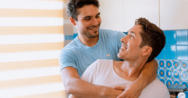 Casal gay se abraçando e sorrindo um para o outro