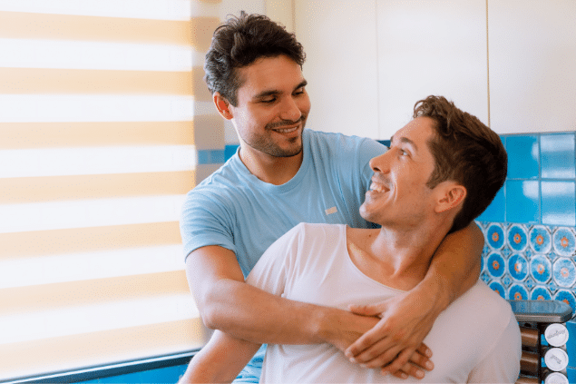 Casal gay se abraçando e sorrindo um para o outro