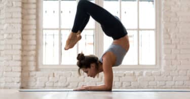 Mulher fazendo posturas de Yoga.