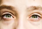 Olhos verdes de uma pessoa jovem.