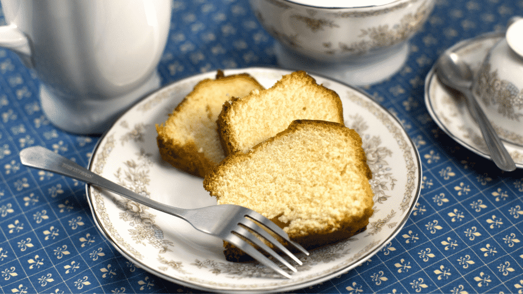 Pedaços de bolo em prato branco