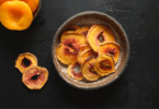 Frutas desidratadas em uma tigela