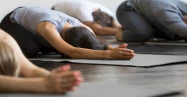 Grupo de pessoas praticando Yoga.