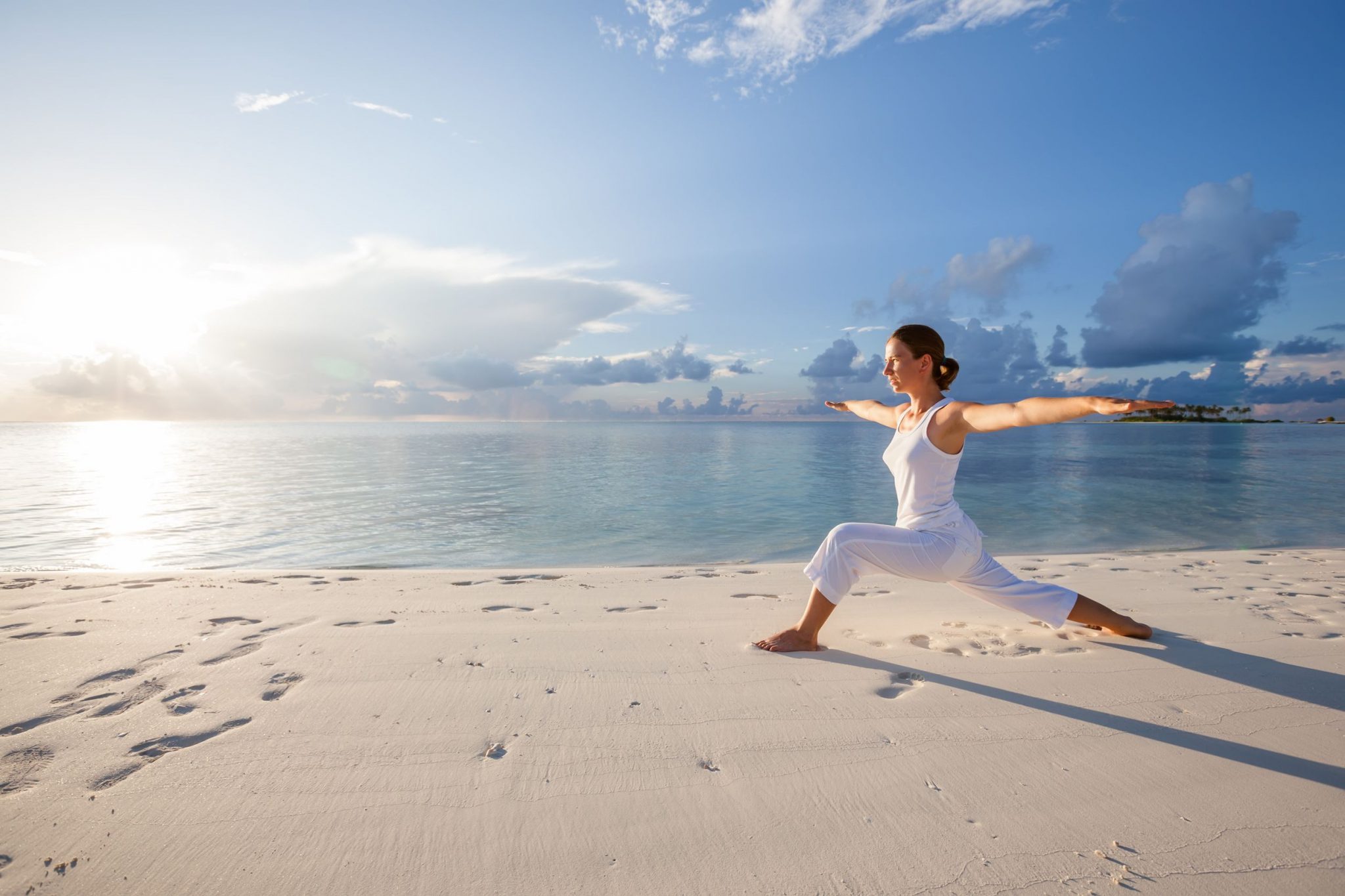 Море спокойствия. Расслабление. Медитация море. Девушка медитирует. Внутренняя гармония и спокойствие.