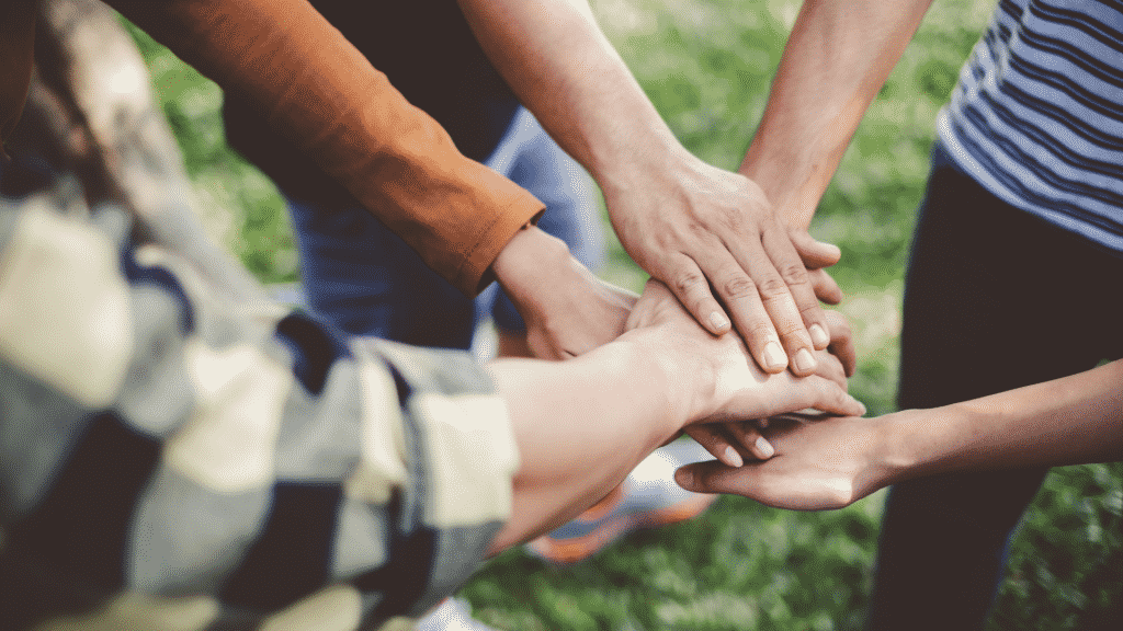 Colegas de equipe com as mãos unidas