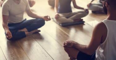 Grupo de pessoas praticando yoga juntos.
