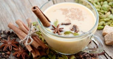 Copo de chá com cardamomo, canela e anis