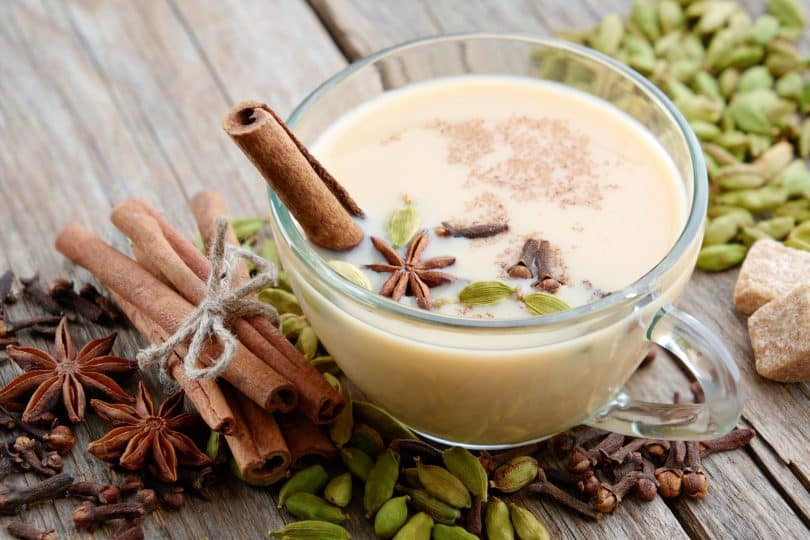 Copo de chá com cardamomo, canela e anis