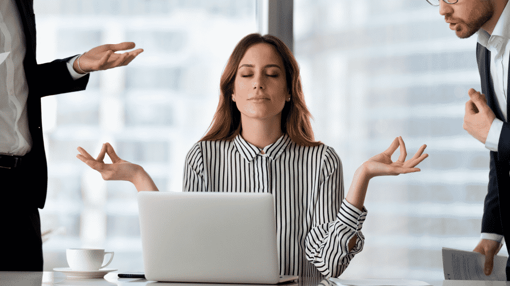 Mulher calma meditando no escritório