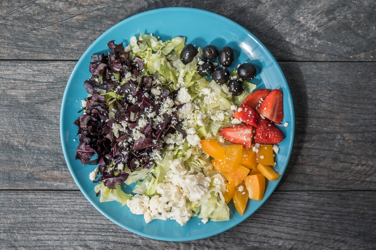 Imagem de cima de um prato de comida.