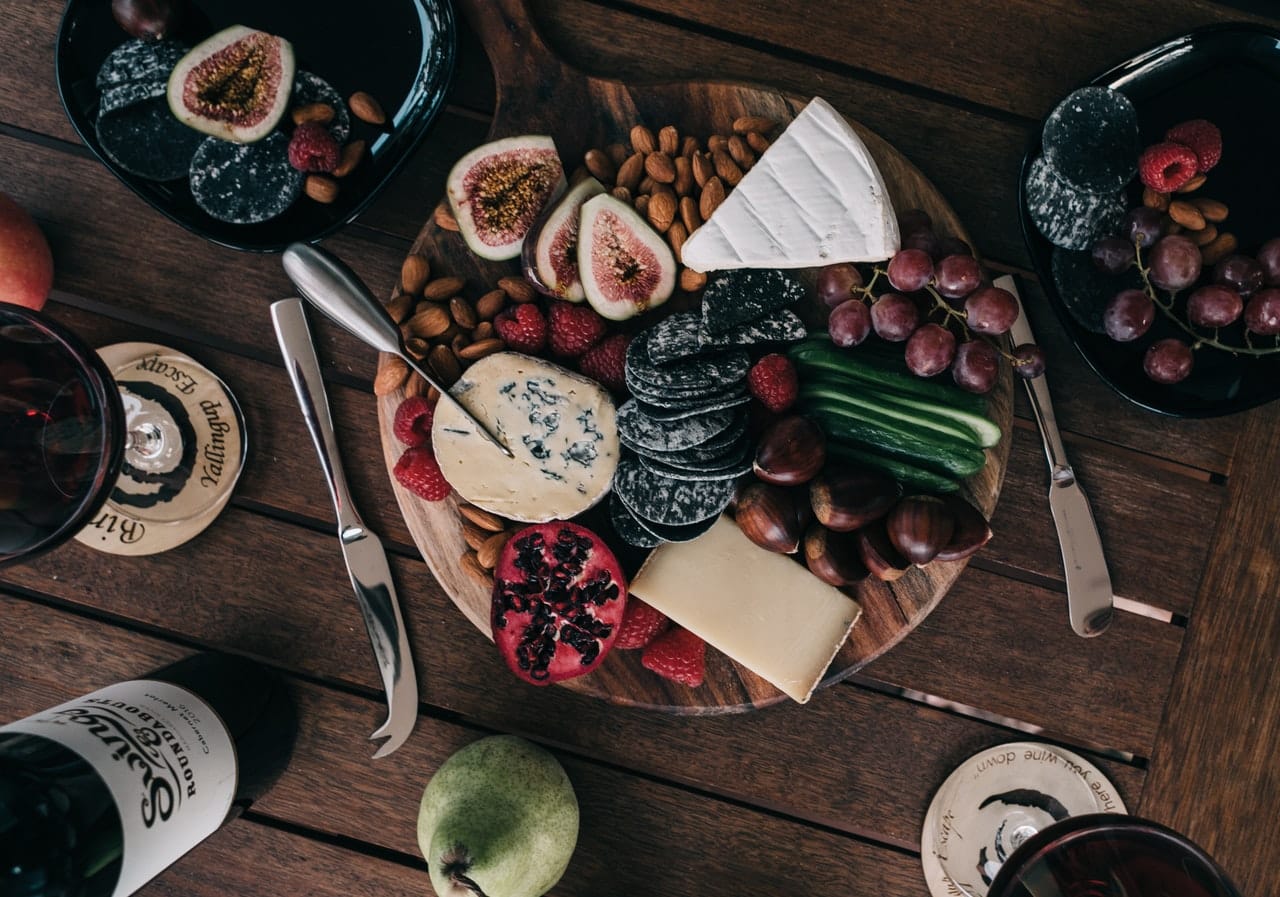 Vários tipos de castanhas e aperitivos em cima de uma mesa.