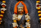 Estátua de Buda enfeitada com flores