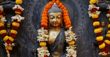 Estátua de Buda enfeitada com flores