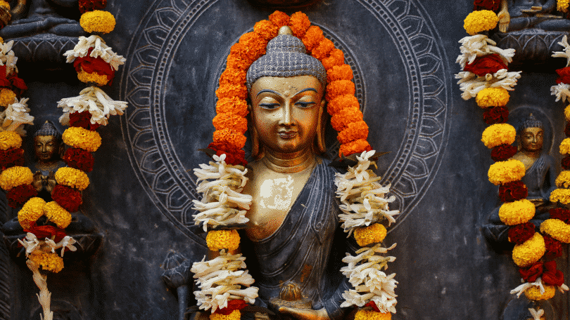 Estátua de Buda enfeitada com flores